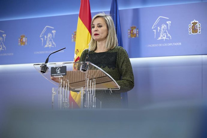 La diputada del grupo parlamentario de Sumar, Verónica Martínez Barbero, ofrece una rueda de prensa en el Congreso de los Diputados, a 21 de octubre de 2025, en Madrid (España).