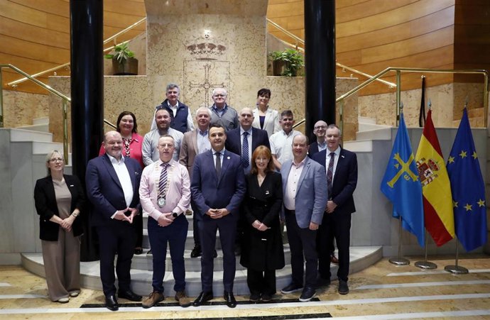 El consejero de Hacienda, Justicia y Asuntos Europeos, Guillermo Peláez, junto a la delegación de la Asamblea Regional del Norte y Oeste de Irlanda, que visita Asturias para interesarse por su modelo de gestión territorial de los fondos europeos.