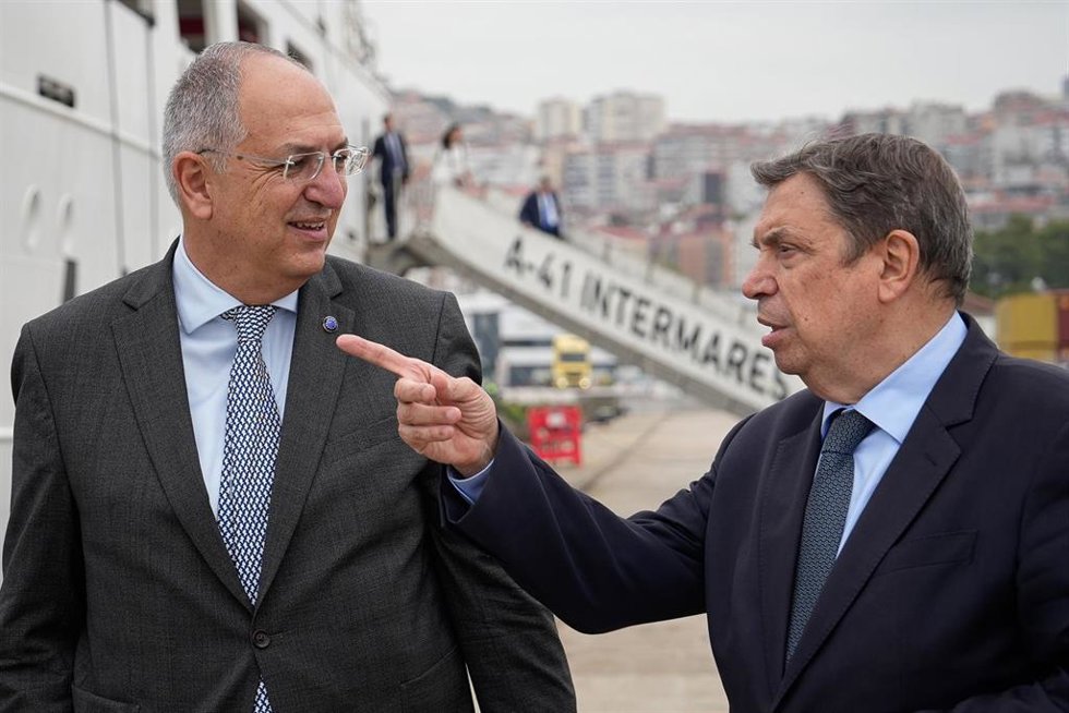 Archivo - El ministro de Agricultura, Pesca y Alimentación, Luis Planas (d), y el comisario europeo de Pesca y Océanos, Costas Kadis (i), durante una visita al Buque Escuela de Cooperación Pesquera (BECP) Intermares en el muelle de Vigo, a 10 de julio