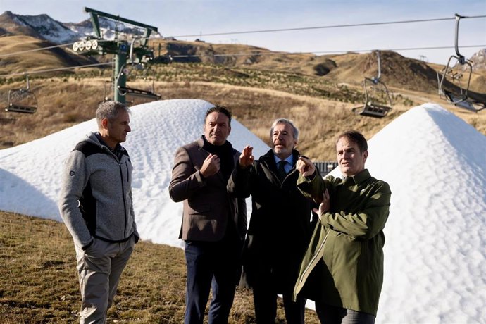 El presidente del Gobierno de Aragón, Jorge Azcón, presenta los nuevos cañones de innivación en la estación de esquí de Formigal.