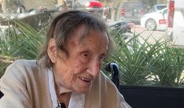 Angelina Torres, de 112  años, con el doctor Manuel de la Peña.