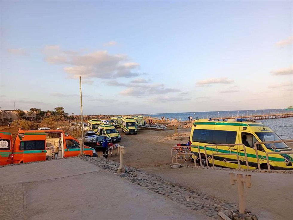 Archivo - Ambulancias en Marsa Alam tras el hundimiento de una embarcación en Egipto (archivo)