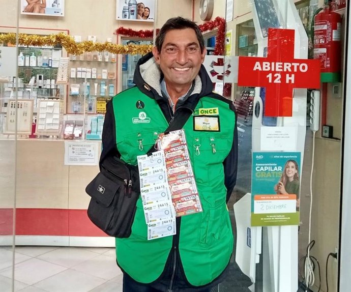El vendedor de la ONCE, Miguel Ángel Camacho, reparte 350.000 euros en Nervión (Sevilla).