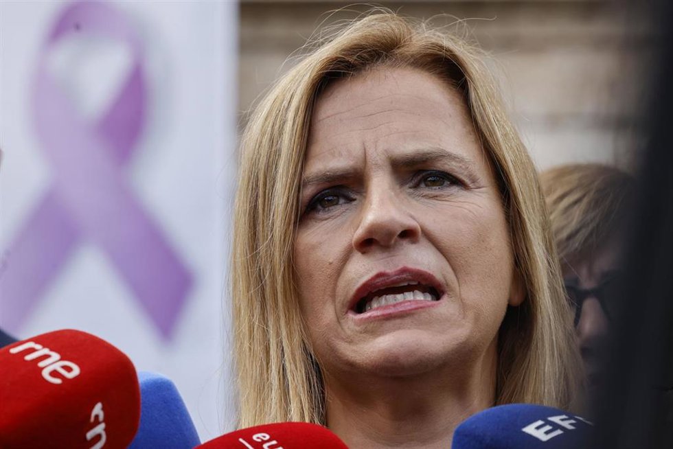 La delegada del Gobierno en la Comunitat, Pilar Bernabé, atiende a los medios durante una concentración silenciosa, ante la Delegación del Gobierno, a 5 de noviembre de 2025, en Valencia