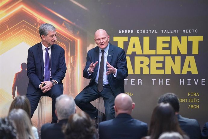 El ceo de MWCapital, Francesc Fajula (i), y el CEO de GSMA, John Hoffman (d), durante la presentación de Talent Arena 2206.