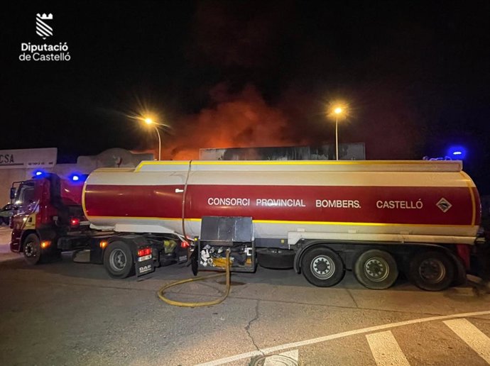 Camió nodrissa bombers en l'operatiu per a sufocar el foc