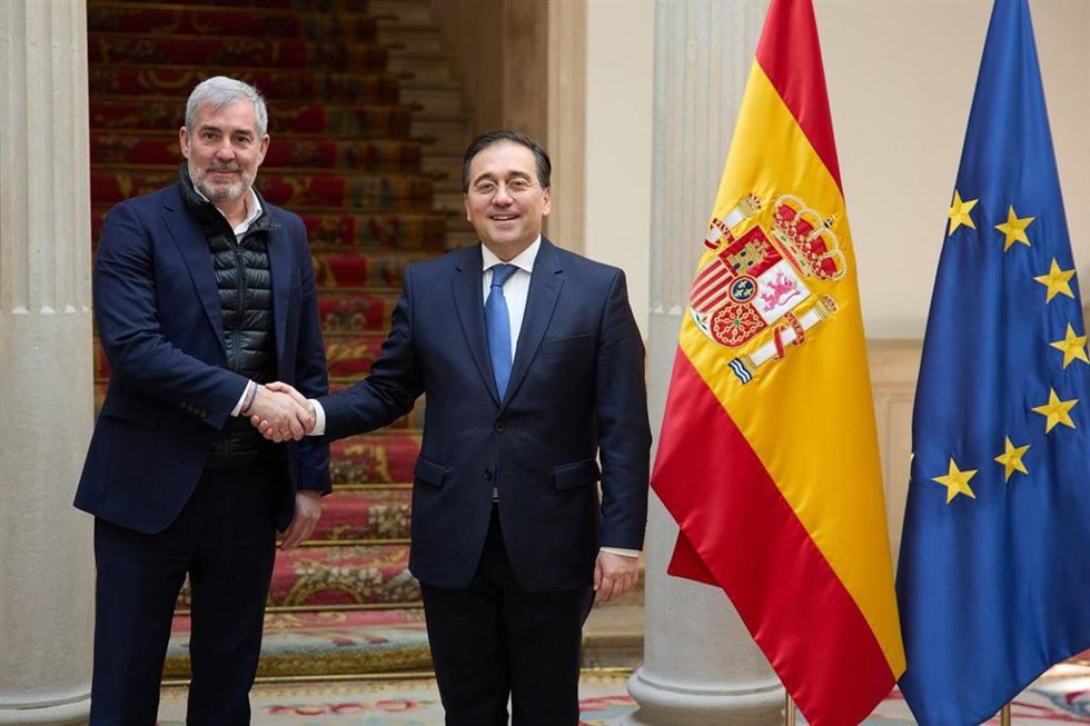 Archivo - El ministro de Asuntos Exteriores, Unión Europea y Cooperación, José Manuel Albares, se reúne con el presidente de Canarias, Fernando Clavijo