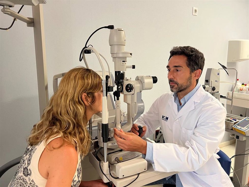 Archivo - El doctor. Salvador Molina se ha incorporado como jefe del Servicio de Oftalmología de HM Hospitales en la provincia de Málaga 