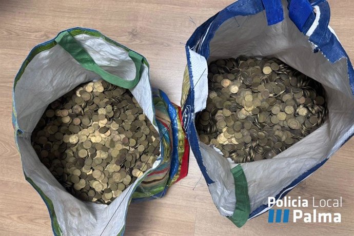 Los 4.000 euros en monedas de céntimos robadas por el sospechoso, en dos bolsas de rafia.