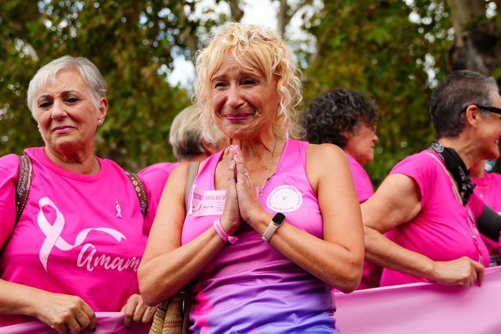 La presidente de la asociación de Mujeres con Cáncer de Mama de Sevilla (Amama), Ángela Claverol interviene en la concentración. A 26 de octubre de 2025 en Sevilla, Andalucía (España). 