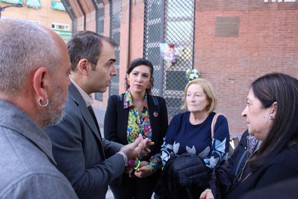 El coordinador autonómico de IU-A y diputado en el Congreso, Toni Valero, y la cooordinadora de IU Málaga, Toni Morillas, junto a las hermanas García Caparrós en un acto de homenaje a su hermano en el lugar de su asesinato el 4 de diciembre de 1977.