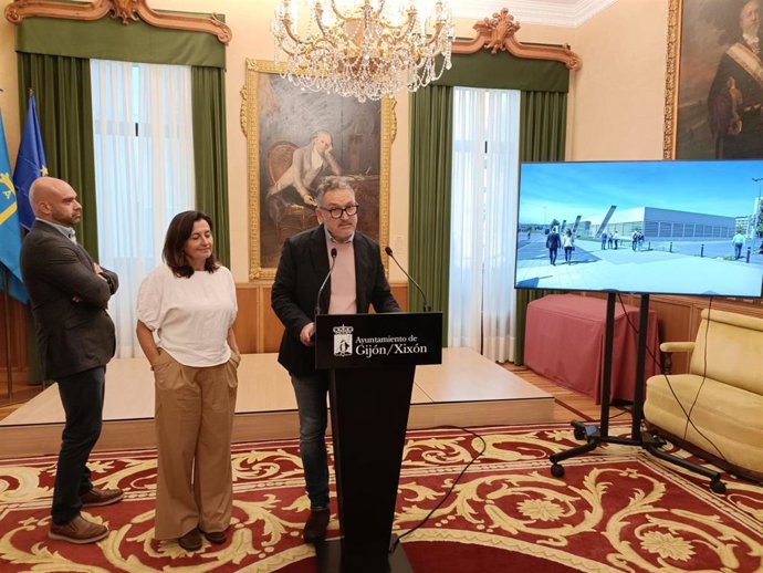 El concejal de Infraestructuras Urbanas y Rurales del Ayuntamiento de Gijón, Gilberto Villoria, interviene en la presentación del nuevo pabellón deportivo de La Calzada.