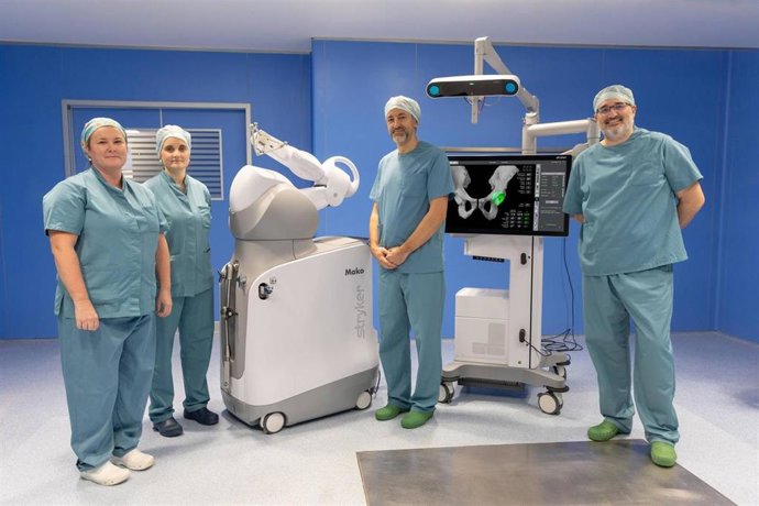 Roncesvalles Murillo y Cristina Martínez, enfermeras de quirófano, y los doctores Valentí y Díaz de Rada, de Cirugía Ortopédica y Traumatología, con el nuevo robot Mako.