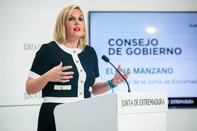 La portavoz de la Junta de Extremadura, Elena Manzano, informa de los acuerdos del Consejo de Gobierno
