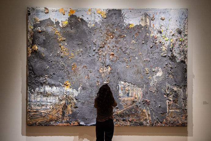 La obra Walhalla, de Kiefer, admirada por una visitante del CAHH