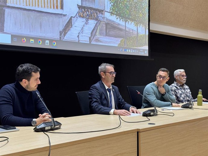 El profesor Francisco Hernando (i); el diputado Jaime Pérez; el director del proyecto Diego Martín, y el profesor José Vicente Álvarez.