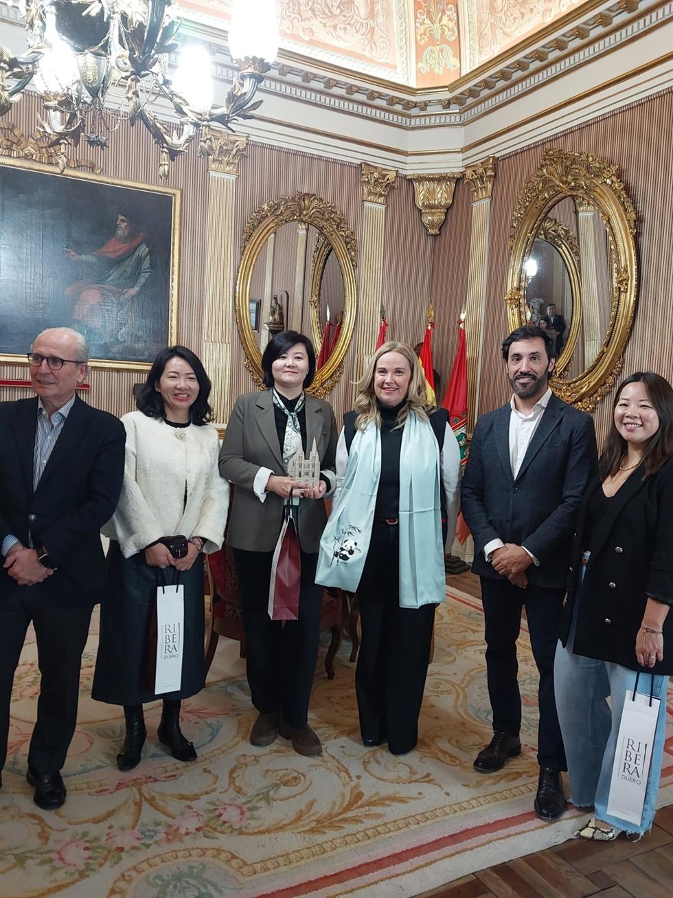La alcaldesa (3D) junto a la delegación de la empresa china Anhui RH Technology en el Ayuntamiento de Burgos.