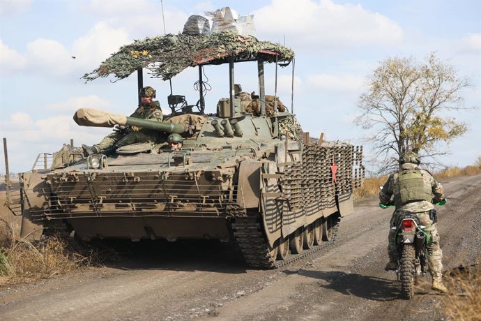 Archivo - RÚSSIA, REPÚBLICA POPULAR DE DONETSK - 7 de outubro de 2025: A 5ª Brigada de Rifles Motorizados do 51º Exército de Donetsk de Armas Combinadas, Grupo de Forças Tsentr [Centro], luta na frente de Krasnoarmeysk (Pokrovsk) da operação militar espec