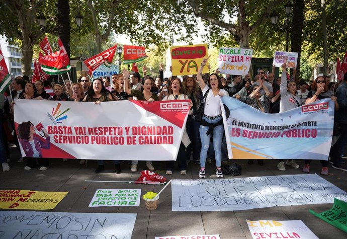 Concentración de los trabajadores de las empresas del IMD frente al Ayuntamiento de Sevilla.