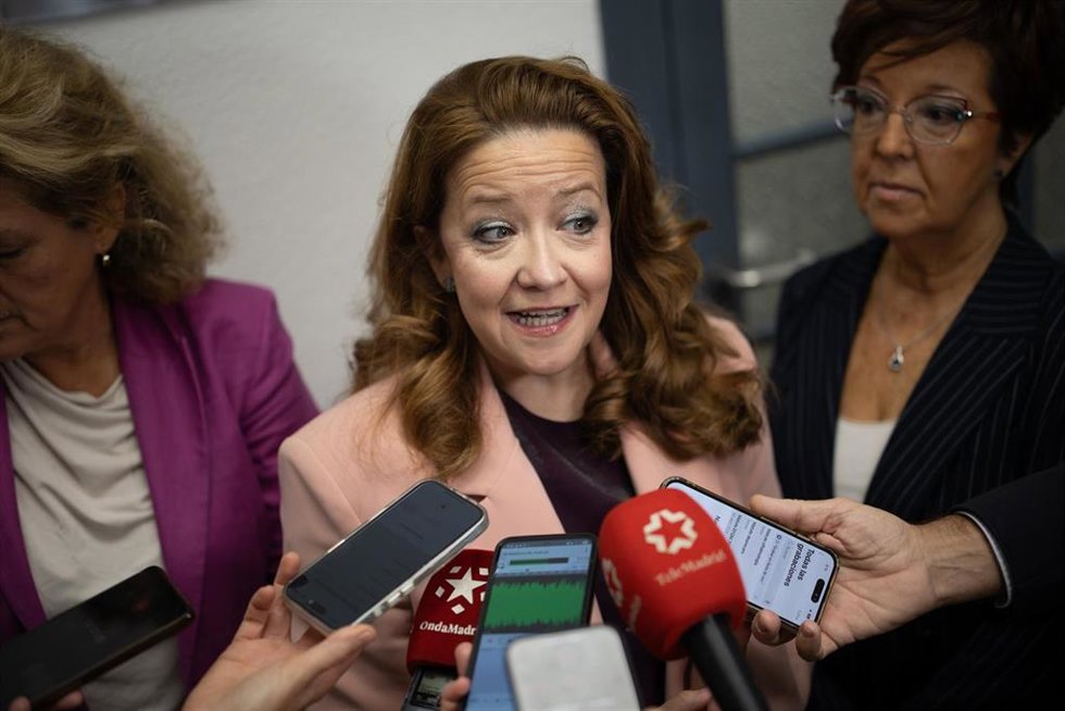 La consejera de Salud de la Comunidad de Madrid, Fátima Matute, atiende a los medios durante el inicio de la campaña de vacunación de la gripe, en el Centro de Salud Segovia, a 15 de octubre de 2025, en Madrid (España). 