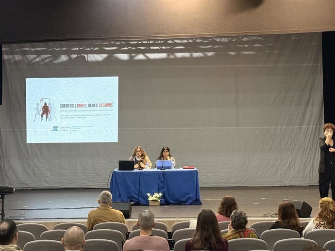 La responsable de Igualdad de la Diputación de Cádiz, Susana Sánchez Toro, en la inauguración de una jornada sobre "violencia estética".