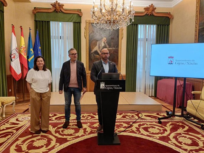 El portavoz de la Junta de Gobierno de Gijón, Jesús Martínez Salvador, interviene en rueda de prensa en el Consistorio gijonés.