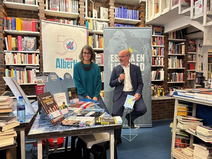 El delegado del Gobierno en Madrid, Francisco Martín, junto a la comisionada de 50 años en Libertad, Carmen Gustrán, durante la presentación de la iniciativa '50 años en Libertad' en la librería Rafael Alberti de la capital.