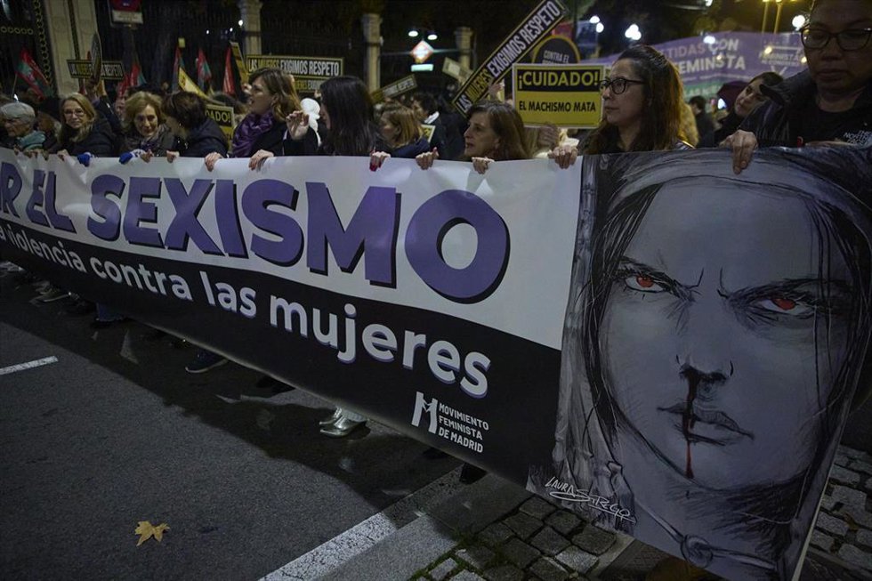Archivo - Decenas de personas durante la manifestación organizada por el Foro de Madrid Contra la Violencia a las Mujeres con motivo del 25N en 2024.