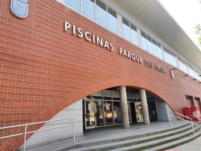 Archivo - Piscinas municipales del Parque del Oeste en Oviedo, en el barrio de Olivares, Pórticos 2.