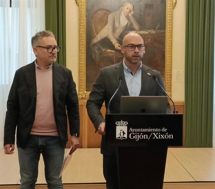 El portavoz de la Junta de Gobierno de Gijón, Jesús Martínez Salvador, en rueda de prensa en el Consistorio gijonés junto al concejal de Infraestructuras Urbanas y Rurales, Gilberto Villoria.