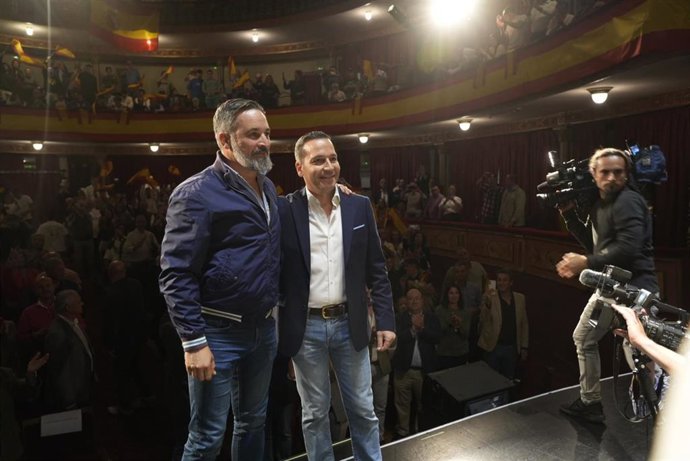 El presidente de VOX, Santiago Abascal (i), y el líder de VOX en Cáceres, Óscar Fernández (d), participan en un acto público, en el Gran Teatro, a 3 de noviembre de 2025, en Cáceres, Extremadura (España).