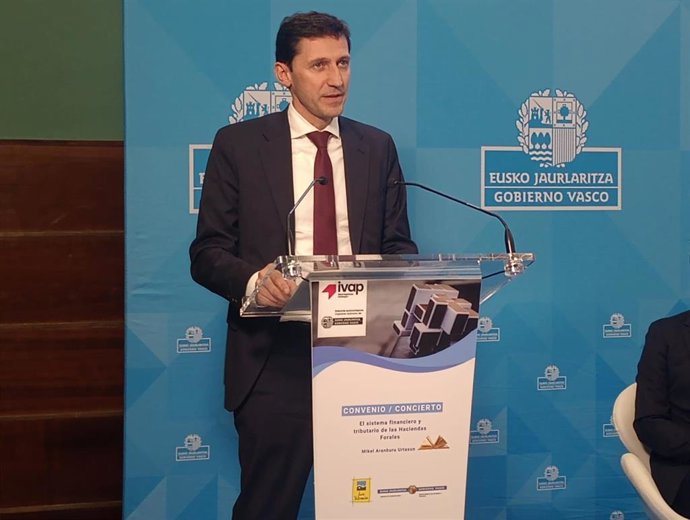 Archivo - El consejero de Hacienda y Finanzas del Gobierno Vasco, Noël d'Anjou