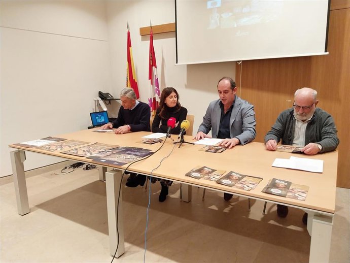 El alcalde de Aguilafuente, Luis Mariano García (izda); la delegada territorial, Raquel Alonso; el director del Museo, Santiago Martínez, y el arqueólogo de la SEHA, Fernando López Cid.