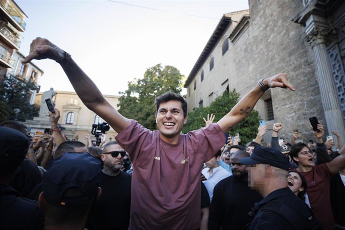 Concentración convocada por el periodista Vito Quiles, bajo el lema 'España combativa' en la Facultad de Derecho de la Universidad de Granada. A 22 de octubre de 2025, en Granada (Andalucía, España). 