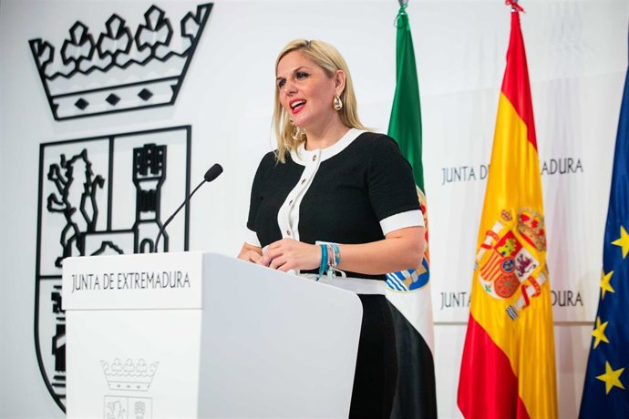 La portavoz de la Junta de Extremadura, Elena Manzano, informa de los acuerdos del Consejo de Gobierno