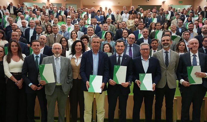 El presidente de la Junta, Juanma Moreno, entrega resoluciones de ayuda por 130 millones a OPFH de Andalucía.