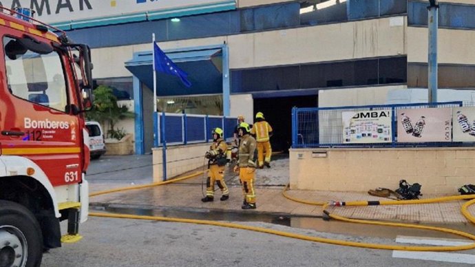 Extingit un incendi en un taller d'automoció del polígon de Sant Fulgenci