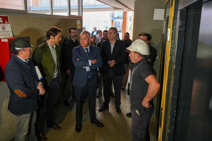 El alcalde de Sevilla, José Luis Sanz, en la inauguración de varios ascensores en San Jerónimo.