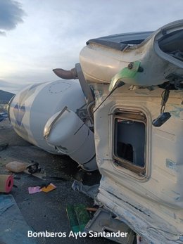 Herido el conductor de una hormigonera tras volcar en el acceso a la Ciudad del Transporte