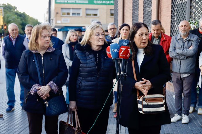 Imagen de archivo de Puri, Paqui y Loli, has hermanas de Manuel José García Caparrós, en un acto homenaje al joven sindicalista asesinado en Málaga.