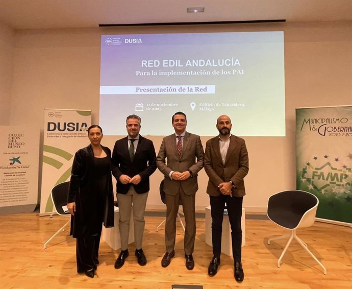 El Presidente De La Federación Andaluza De Municipios Y Provincias (FAMP) Y Alcalde De Córdoba, José María Bellido; Y El Concejal Delegado De Economía, Hacienda Y Fondos De La UE De Málaga, Carlos Conde, En La Presentación De Red Edil