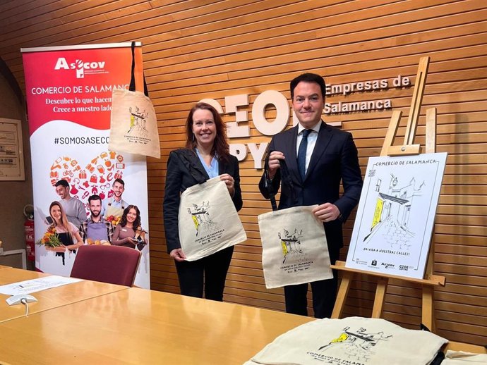 La presidenta de ASECOV, Soledad Gómez, y el concejal de Comercio, Pedro Martínez, durante la presentación de la campaña