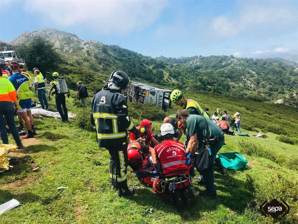 Archivo - Efectivos del SEPA atienden a una de las heridas en el vuelco de un autobús en la subida a los Lagos de Covadonga en julio de 2023.