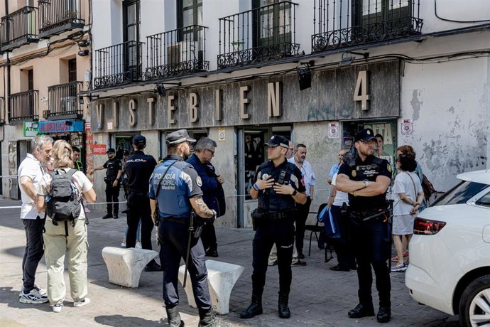 Archivo - Varios agentes de Policía Nacional y Policía Local en el exterior de la tienda de ropa de trabajo ‘Vistebien’, donde  fue asesinada la dueña del establecimiento, en la plaza de Tirso de Molina, a 3 de julio de 2023, en Madrid (España). 