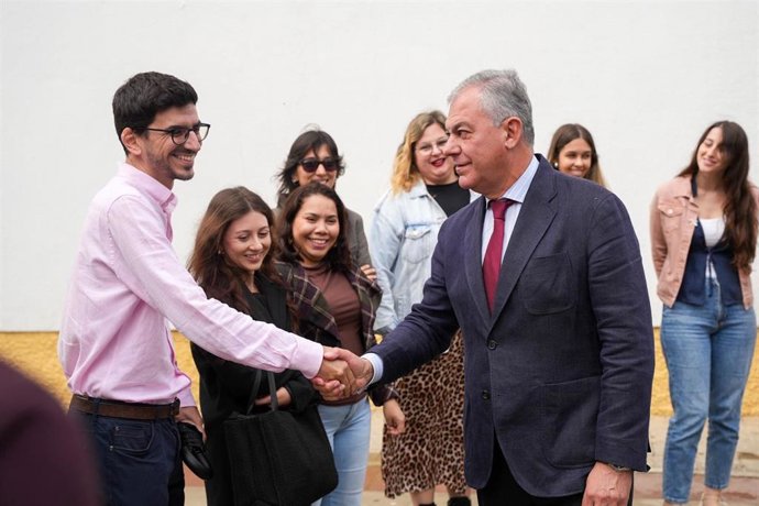 El alcalde de Sevilla, José Luis Sanz, con jóvenes.