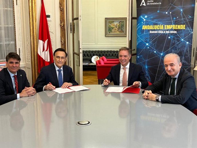 El consejero de Universidad, Investigación e Innovación, José Carlos Gómez Villamandos, ha presidido la firma del convenio suscrito entre Andalucía Emprende y el Banco Santander para impulsar y reconocer el emprendimiento innovador surgido en Universidad.