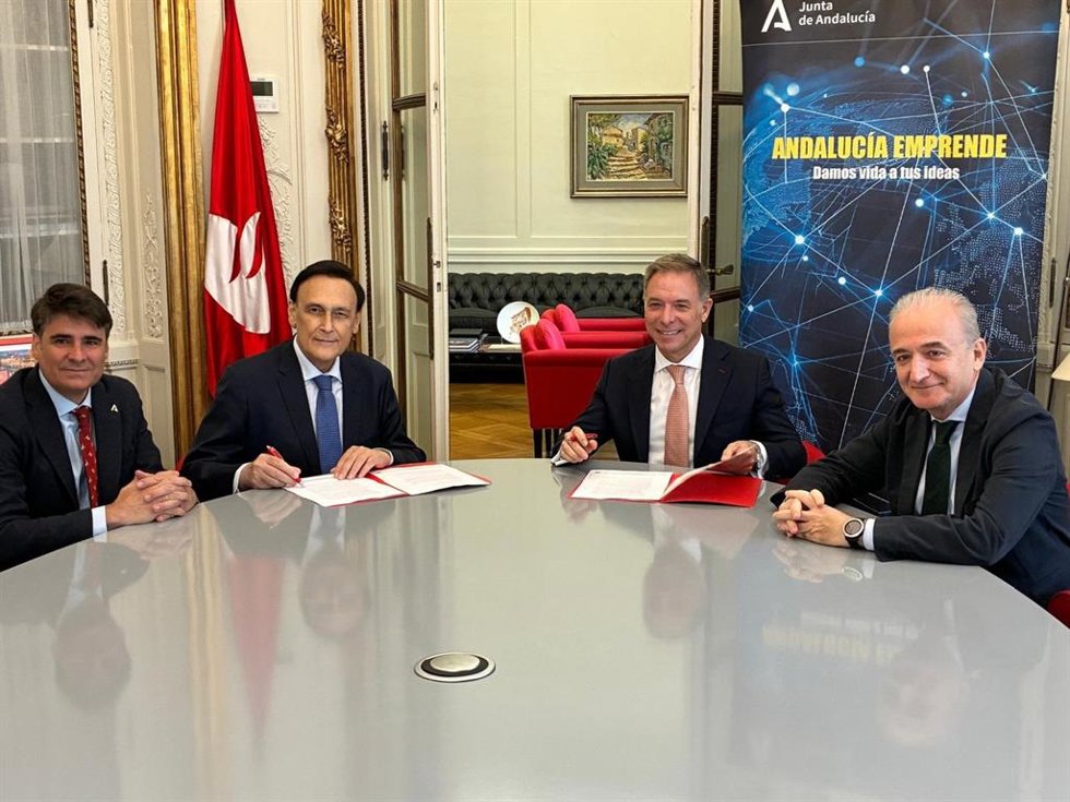 El consejero de Universidad, Investigación e Innovación, José Carlos Gómez Villamandos, ha presidido la firma del convenio suscrito entre Andalucía Emprende y el Banco Santander para impulsar y reconocer el emprendimiento innovador surgido en Universida
