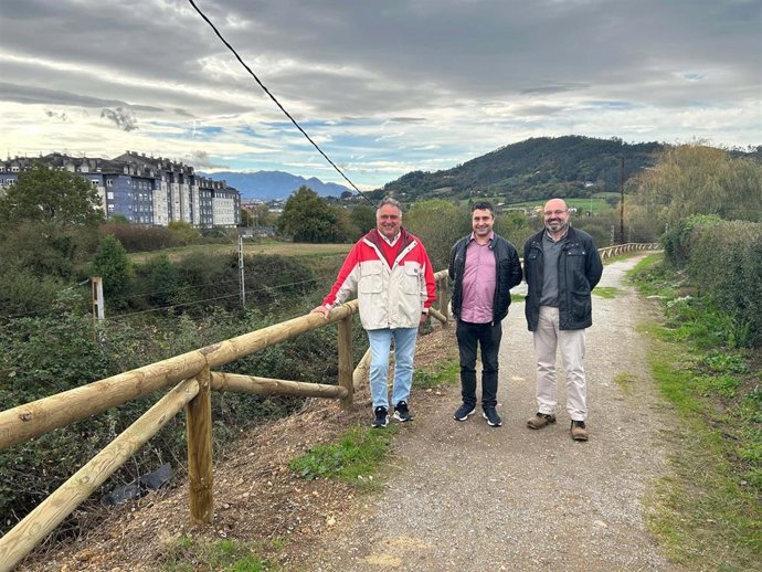 El primer teniente de alcalde, Javier Rodríguez, y el concejal de Caminos en el Medio Rural, Alumbrado Público y Zonas Verdes, Alejandro Villa, a la finalización de los trabajos para corregir desperfectos en la Senda del Río Nora