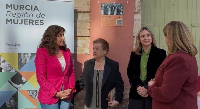 La Consejera De Política Social, Familias E Igualdad, Conchita Ruiz, Junto Con La Alcaldesa De Alcantarilla, Paqui Terol, La Directora General De Mujer Y Prevención De La Violencia De Género, Ana Belén Martínez, Y Una De Las Mujeres Conserveras
