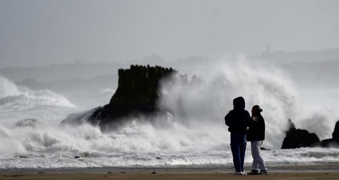 Varias personas hacen fotos del oleaje, a 23 de octubre de 2025, en Santander, Cantabria (España). 